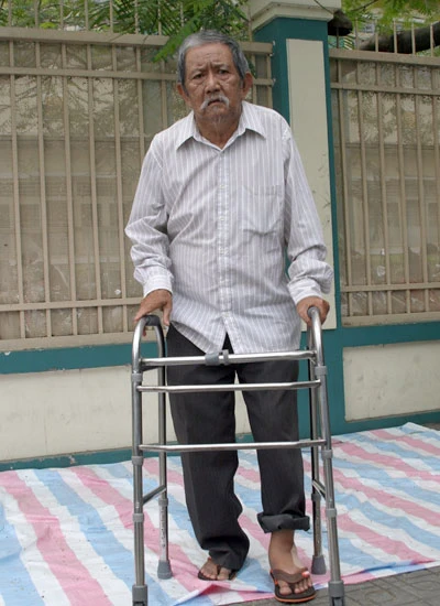 Vừa xuất viện vì xuất bao tử nhưng chân còn bị bong gân, nghệ sĩ Mạc Can phải đi lại bằng nạng sắt . Hình ảnh này đã khiến nhiều người phải rơm rớm nước mắt