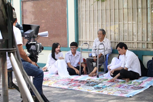 Một bạn trẻ đang say sưa với 'Kí ức chiến tranh' qua lời kể của nhân vật do Mạc Can thể hiện