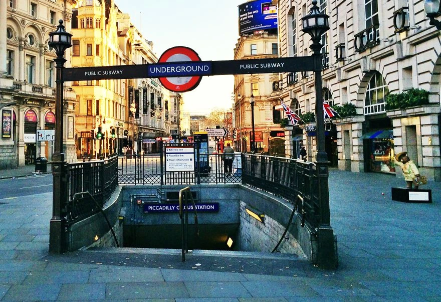 Ga tàu điện ngầm gần ngã tư Piccadilly Circus