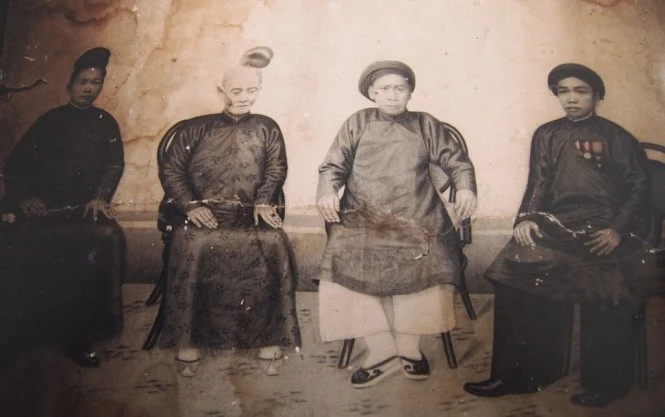 Ông Cầm Oai (bìa phải) và cha là ông Cầm Văn Thanh -Ảnh tư liệu gia đình