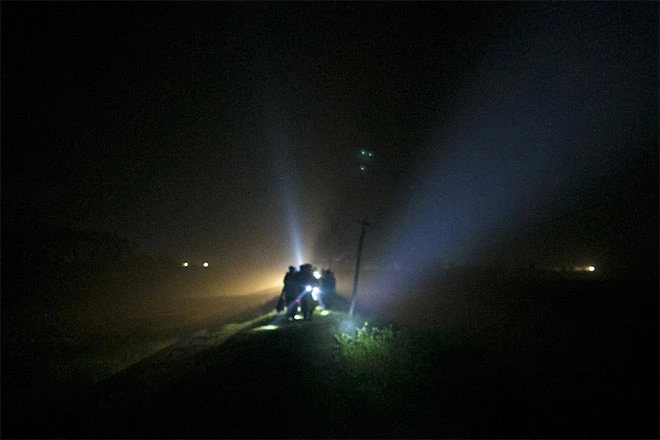 Công việc bốc mộ thường chỉ được tiến hành sau khi mặt trời đã tắt với đèn pin là nguồn sáng duy nhất.