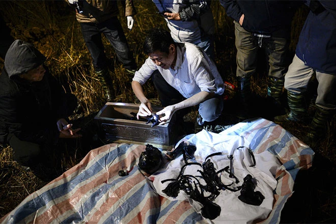 Thầy Định đang sắp xếp xương vào tiểu theo đúng trình tự.