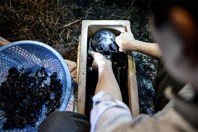 Từng đốt xương nhỏ nhất cũng phải được tìm thấy để đưa sang “nhà mới”.