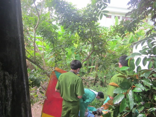 Cơ quan chức năng đang khám nghiệm hiện trường - Ảnh:Hoài Thương