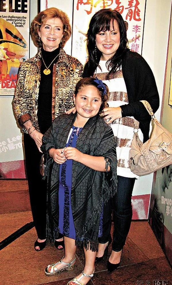 Lý Hương Ngưng cùng mẹ - bà Linda và con gái trở về Hong Kong tham gia sự kiện Lý Tiểu Long.