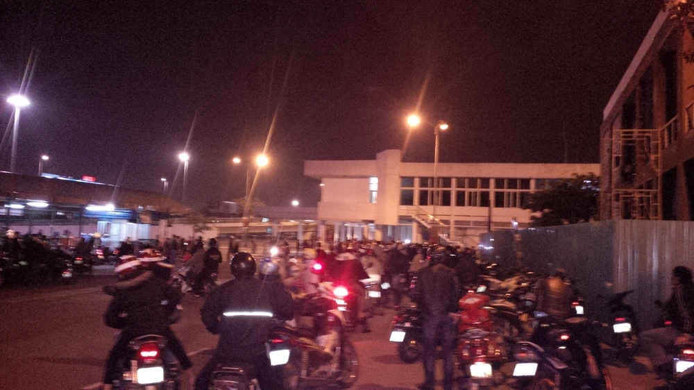 Hình ảnh người dân đón ông Thanh ở sân bay ảnh 4 Hình ảnh người dân đón ông Thanh ở sân bay ảnh 4