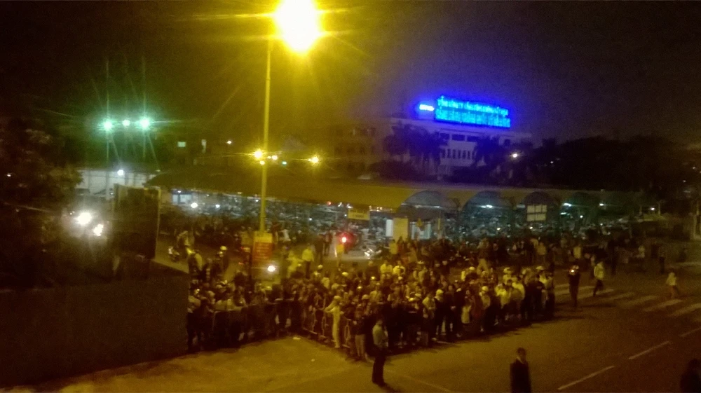 Hình ảnh người dân đón ông Thanh ở sân bay ảnh 6 Hình ảnh người dân đón ông Thanh ở sân bay ảnh 6