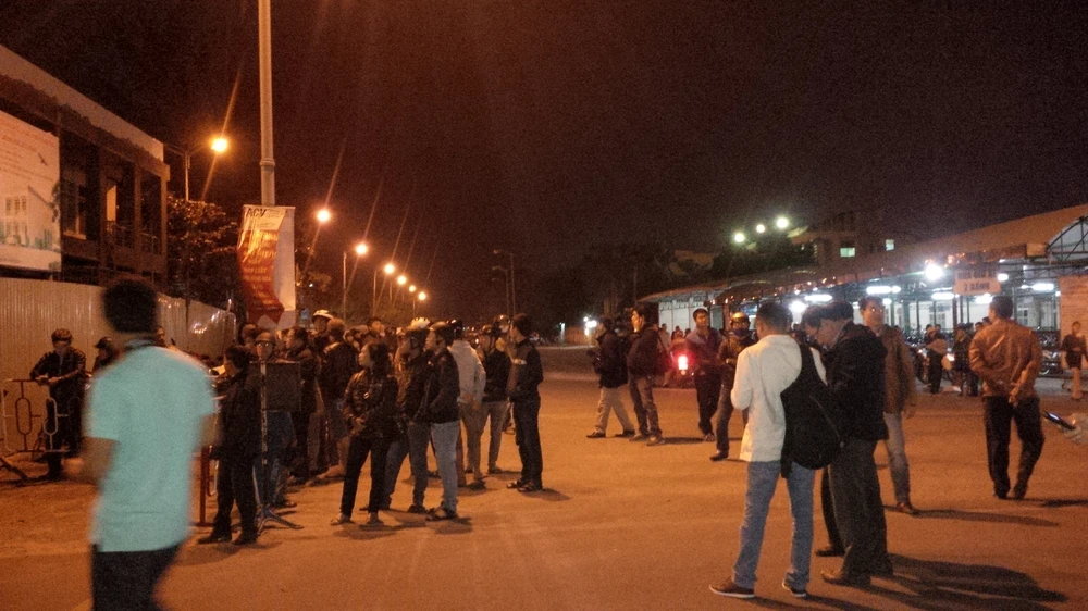 Hình ảnh người dân đón ông Thanh ở sân bay ảnh 5 Hình ảnh người dân đón ông Thanh ở sân bay ảnh 5