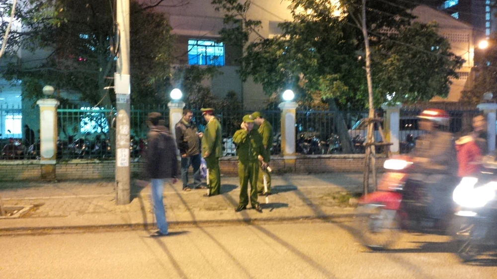 Hình ảnh người dân đón ông Thanh ở sân bay ảnh 2 Hình ảnh người dân đón ông Thanh ở sân bay ảnh 2