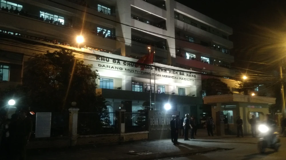 Hình ảnh người dân đón ông Nguyễn Bá Thanh tại bệnh viện ảnh 3