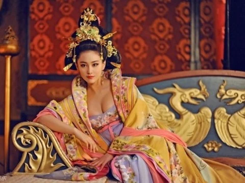 Những màn khoe ngực gây tranh cãi trong 'Võ Tắc Thiên truyền kỳ' ảnh 1