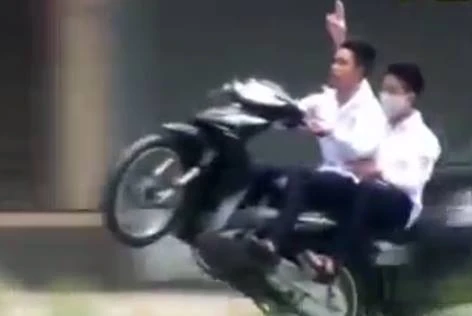 Thú chơi ngông: Thả hai tay khi đi xe máy ảnh 3