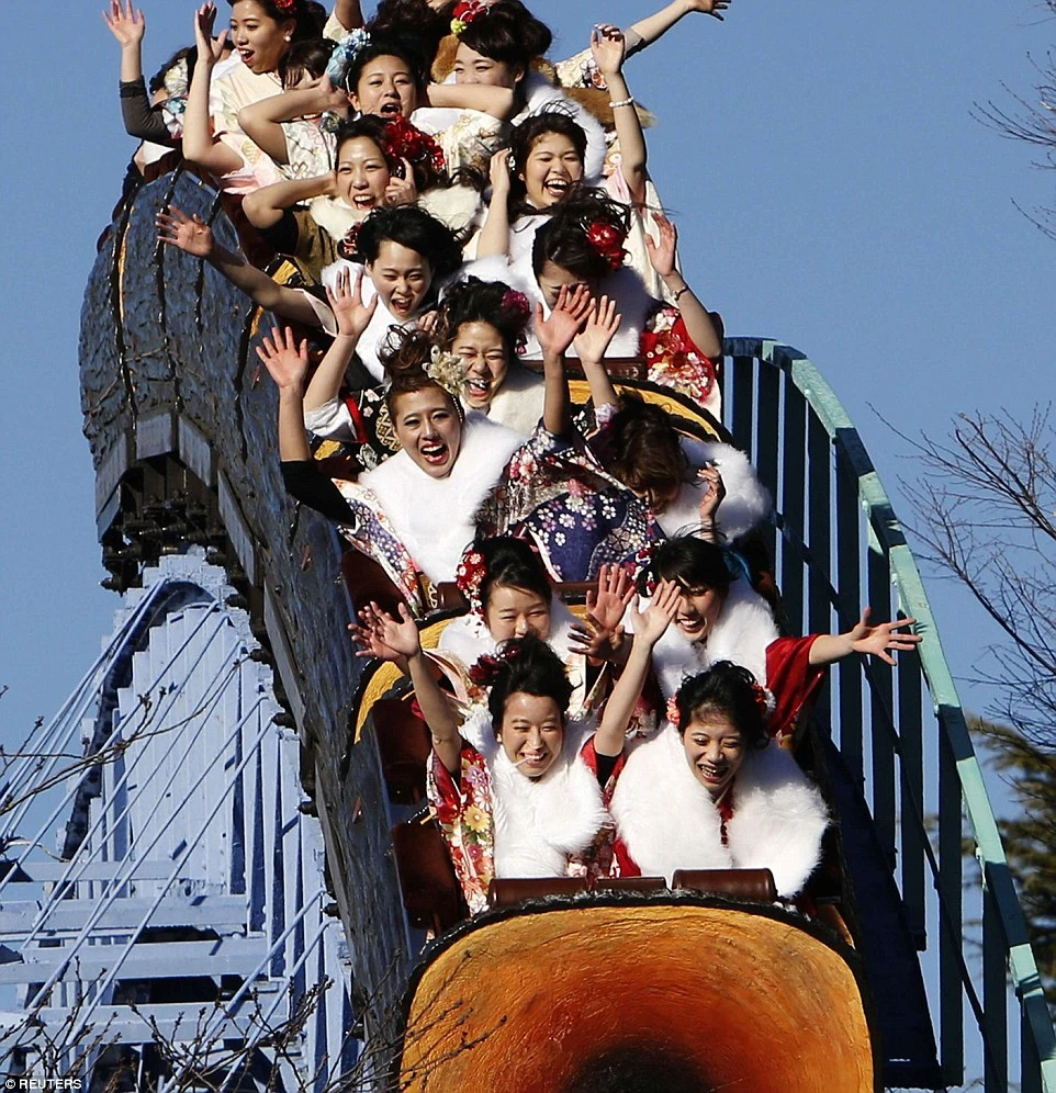 Các cô gái bước vào tuổi 20 vui chơi tại Công viên Giải trí Toshimaen, Tokyo