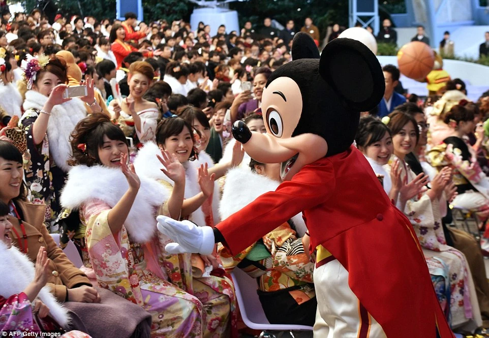 Tại công viên giải trí Tokyo Disneyland ở Urayasu
