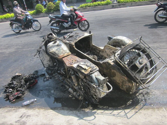 Hiện trường vụ cháy xe mô tô bị cháy rụi - Ảnh: Hoài Thương