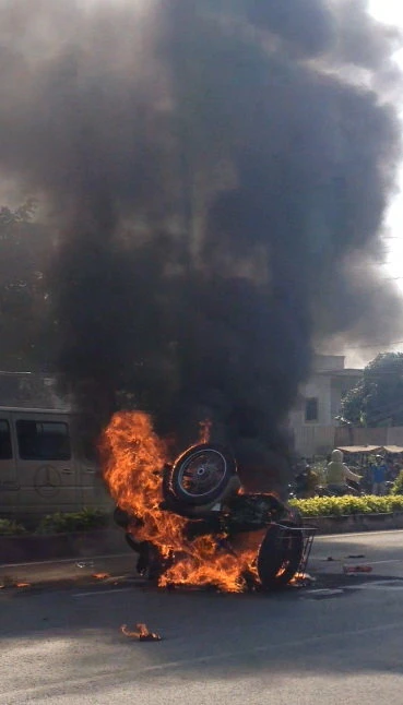 Chiếc mô tô bốc cháy dữ dội