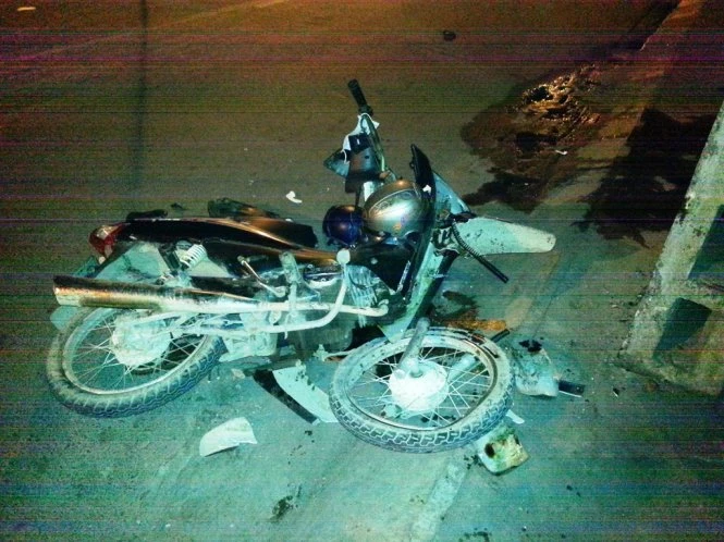 Chiếc xe máy lao vào cột điện biến dạng, vỡ nát - Ảnh : Đại Việt