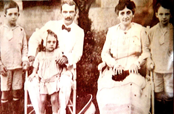 Gia đình bà hiệu trưởng Marie Donnadieu. Cô bé trong ảnh chính là M. Duras - Ảnh tư liệu