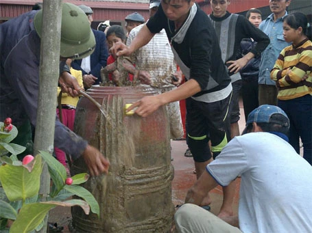 Người dân địa phương rửa sạch quả chuông đưa về ngôi chùa của thôn để cất giữ (ảnh CTV cung cấp)