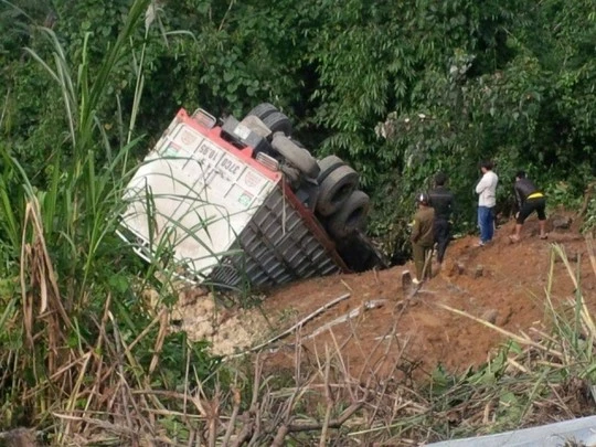 Xe tải rơi đèo Đá Đẽo, 2 người thoát chết trong gang tấc