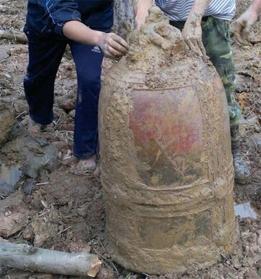 Người dân địa phương rửa sạch quả chuông đưa về ngôi chùa của thôn để cất giữ (ảnh CTV cung cấp)