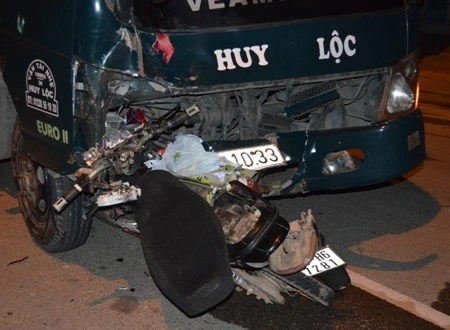 Phần trước xe tải và xe máy bị biến dạng hoàn toàn.