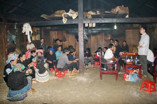 Chính những người phụ nữ Mông lại rất mong muốn có trường mới cho con cái mình đi học.