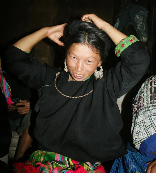 Phụ nữ Mông vô tư quấn tóc trong buổi họp.