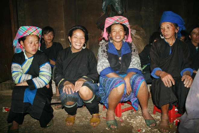 Chủ tịch xã Khao Mang tuyên truyền vận động bà con trong buổi họp đêm.