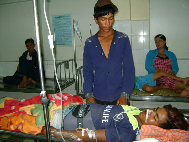 Anh Đen đang nằm điều trị tại phòng cấp cứu bệnh viện đa khoa Sóc Trăng Anh Đen đang nằm điều trị tại phòng cấp cứu bệnh viện đa khoa Sóc Trăng