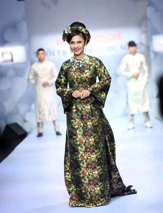 Việt Trinh lần đầu trình diễn thời trang ảnh 4