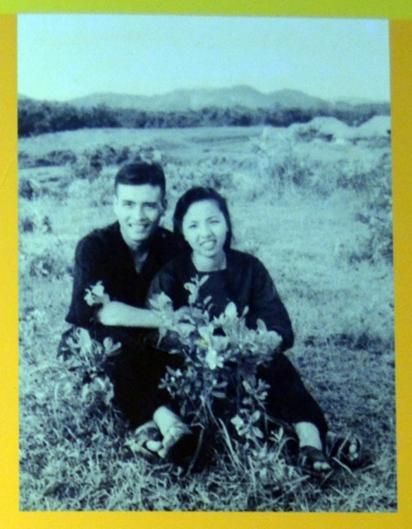 Vợ chồng bà Hồng Minh sau ngày cưới (3-1952).