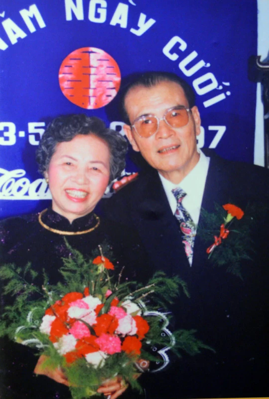 Vợ chồng bà Hồng Minh kỷ niệm 45 năm sau ngày cưới (1997).