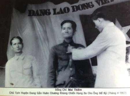 Gần chục năm xa cách vì chiến tranh, 5 cha con bất ngờ gặp nhau tại Hà Nội