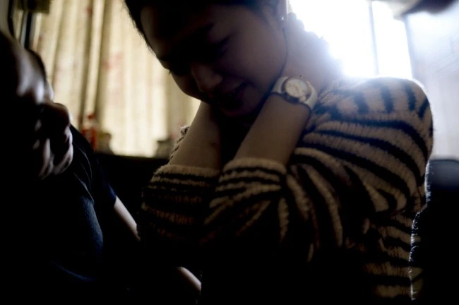 Cô gái này đang rơi vào trạng thái “sập”, sau khi phấn khích và cười tột độ. Ở trạng thái này, cô ta vẫn hoàn toàn nhận thức mọi vấn đề nhưng cơ thể không muốn cử động. Ngồi bên cạnh, cậu thanh niên này ăn uống ngon lành. Cần sa kích thích một số giác quan như thính giác hay vị giác, khiến cho người sử dụng cảm thấy nghe nhạc rất hay và ăn rất ngon. Cần sa kích thích nhu cầu tình dục bột phát. Tuy nhiên, người hút cần sa lâu dài sẽ bị suy giảm số lượng tinh trùng, thậm chí dẫn đến khả năng vô sinh.