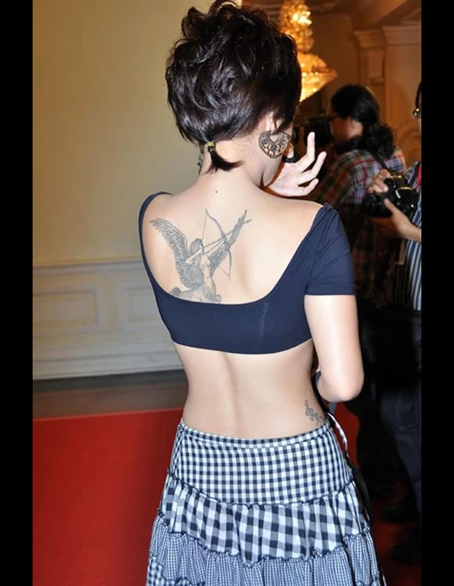 Nữ nghệ sĩ Việt với hình xăm độc, nhạy cảm ảnh 26