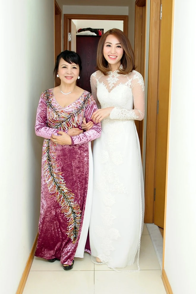  Ngân Khánh và ông xã Việt kiều hôn say đắm tại lễ rước dâu