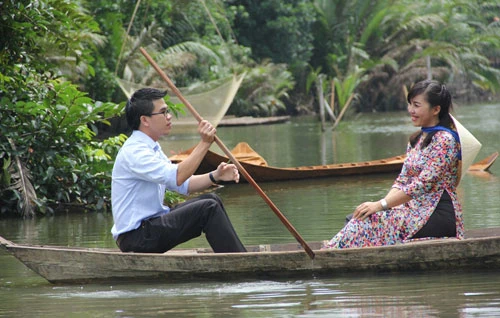 Vợ chồng Trần Thị Minh Phượng - Đặng Thành Thiện tự tin chèo xuồng trong lúc thể hiện bài hát "Quê hương" (nhạc Giáp Văn Thạch, thơ Đỗ Trung Quân). Ngoài ra, đoạn hò đối đáp giọng miền Tây và giọng Quảng Bình giữa hai vợ chồng đã khiến các giám khảo thích thú - Ảnh VNE. Thanh-Thien-Minh-Phuong-Que-Hu-7596-3041