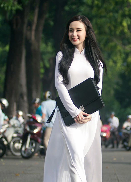 Angela Phương Trinh đã lấy được thiện cảm của công chúng trong bộ ảnh áo dài nữ sinh duyên dáng