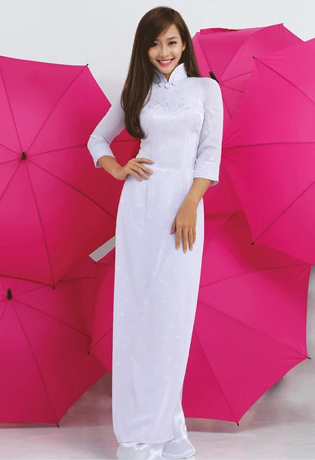 Hot girl thường được mời làm mẫu cho các bộ sưu tập áo dài