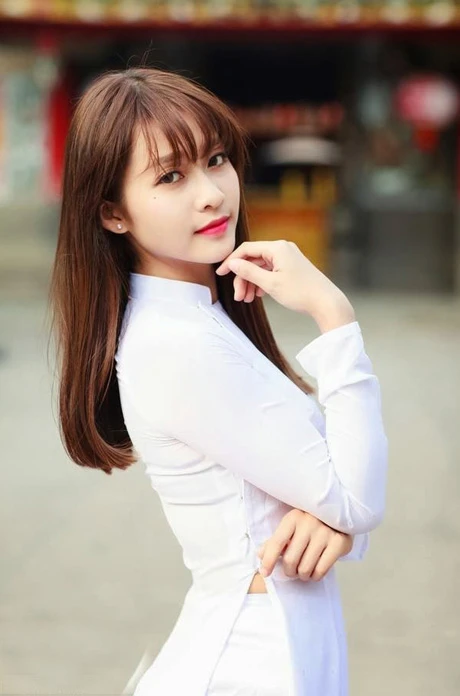 Bộ áo dài trắng giúp Khả Ngân khoe hết những đường cong cơ thể