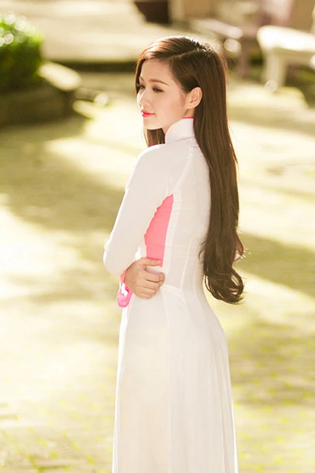 Trang phục truyền thống tôn lên đường cong cơ thể tuyệt đẹp của Tâm Tít