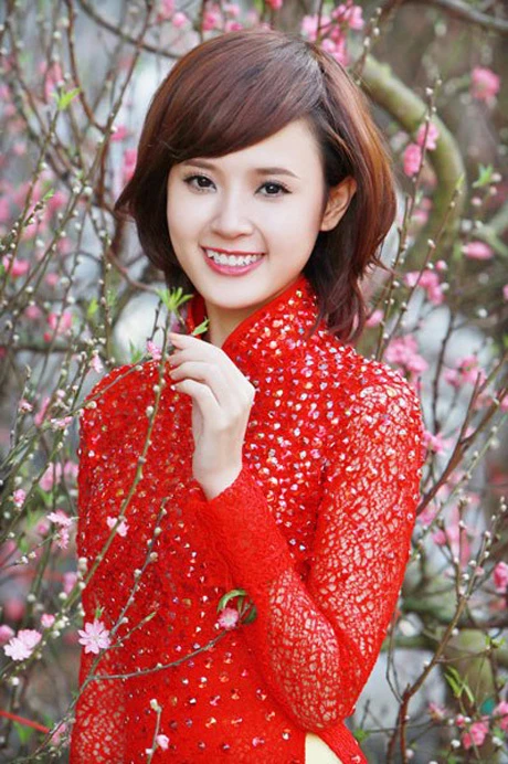 Rạng rỡ trong trang phục áo dài đỏ