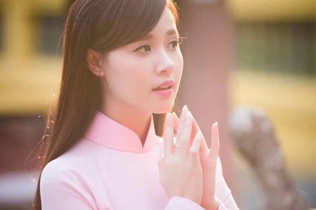 Đặc biệt trong trang phục áo dài màu hồng phấn, cô càng trở nên đằm thắm và quyến rũ