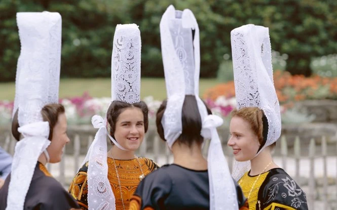 Trang phục truyền thống mũ ren, Pháp - Ảnh: Rough Guides