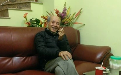 Năm nào nghệ sĩ Lê Mai cũng ra chợ Hòe Nhai để chọn mua cành đào đẹp nhất mang về bày Tết.