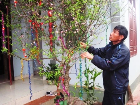 Anh Lợi chỉnh trang nhà cửa chuẩn bị đón Tết.