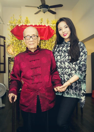 Kỳ Duyên cùng gia đình tới thăm Anh hùng Lao động, giáo sư Vũ Khiêu, để chúc Tết. Cô bày tỏ sự ngưỡng mộ, cảm phục trước tấm gương học tập, nghiên cứu cũng như những cống hiến của giáo sư 100 tuổi trên lĩnh vực khoa học xã hội tại Việt Nam. KyDuyen3-4662-1424765565.jpg