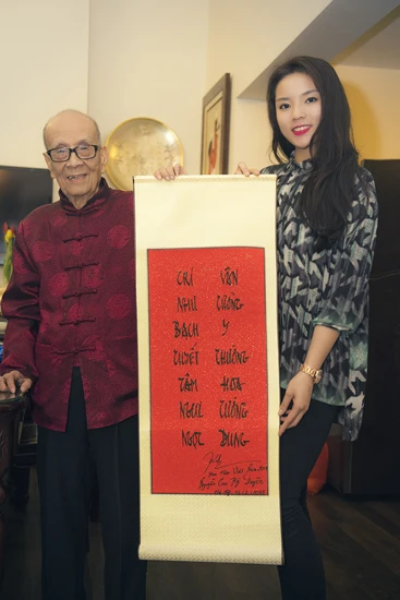 Kỳ Duyên tâm sự, cô cảm thấy tự hào khi nhận được món quà năm mới ý nghĩa từ giáo sư. KyDuyen6-7875-1424765567.jpg