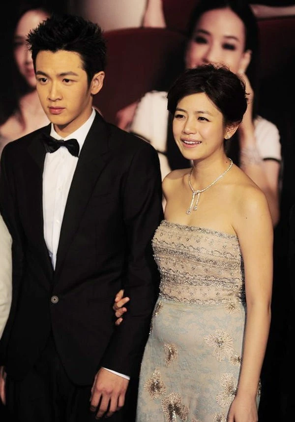 Trong khi đó, nàng Tiểu Long Nữ phiên bản 2014 lại có chiếc bụng mỡ “khó trị”. Trần Nghiên Hy tâm sự cô rất dễ mập và mỡ thường tấn công lên mặt và bụng.